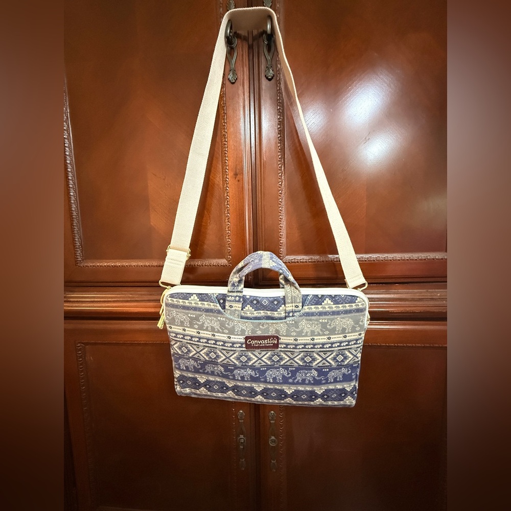 Canvaslove laptop bag
Blue Tribal Print
Crossbody or Briefcase 
Many pockets EUC - Picture 6 of 16